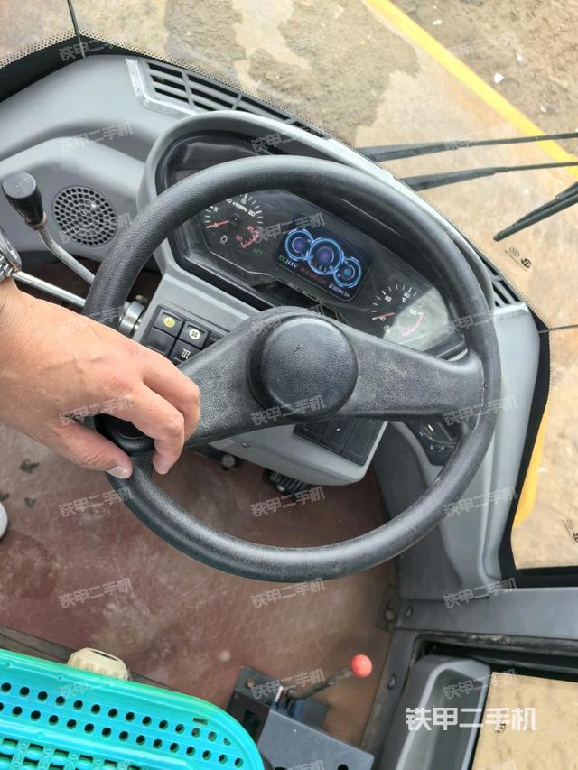 儀表盤全景（壓路機駕駛室）