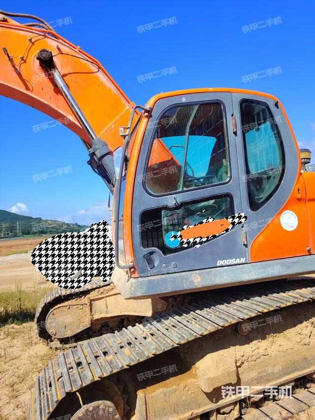 驾驶室整体(整机外观) 驾驶室整体(整机外观)