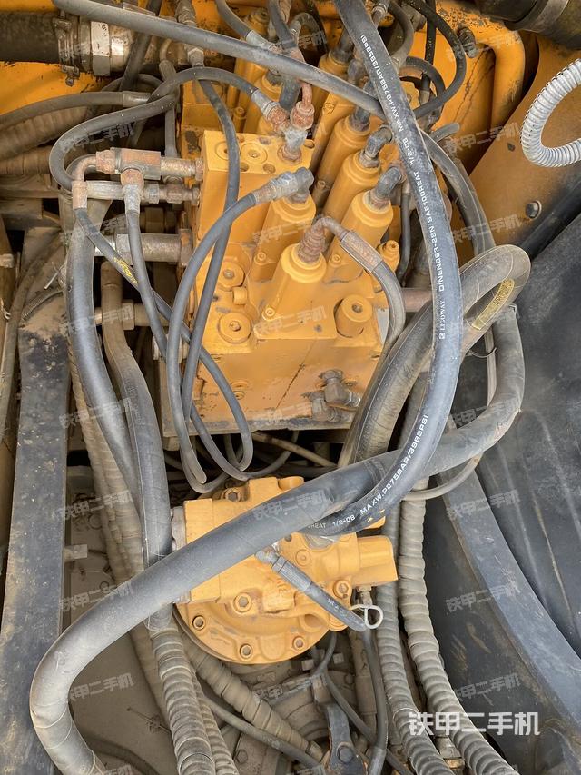 回轉(zhuǎn)馬達(dá)和主控閥（整機(jī)外觀）