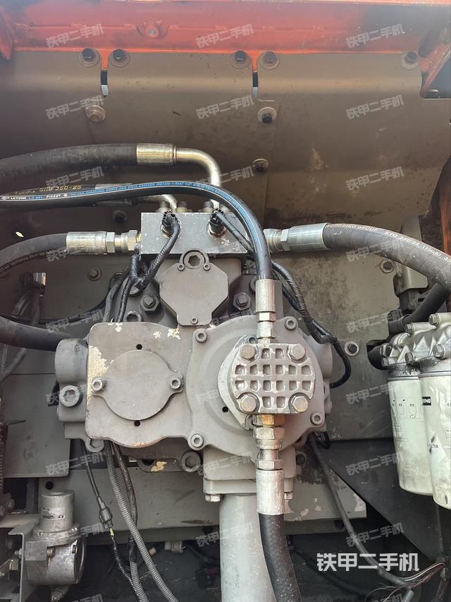 液压泵舱室正面整体(整机外观) 液压泵舱室正面整体(整机外观)