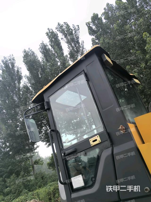 右側(cè)正面照（壓路機駕駛室）