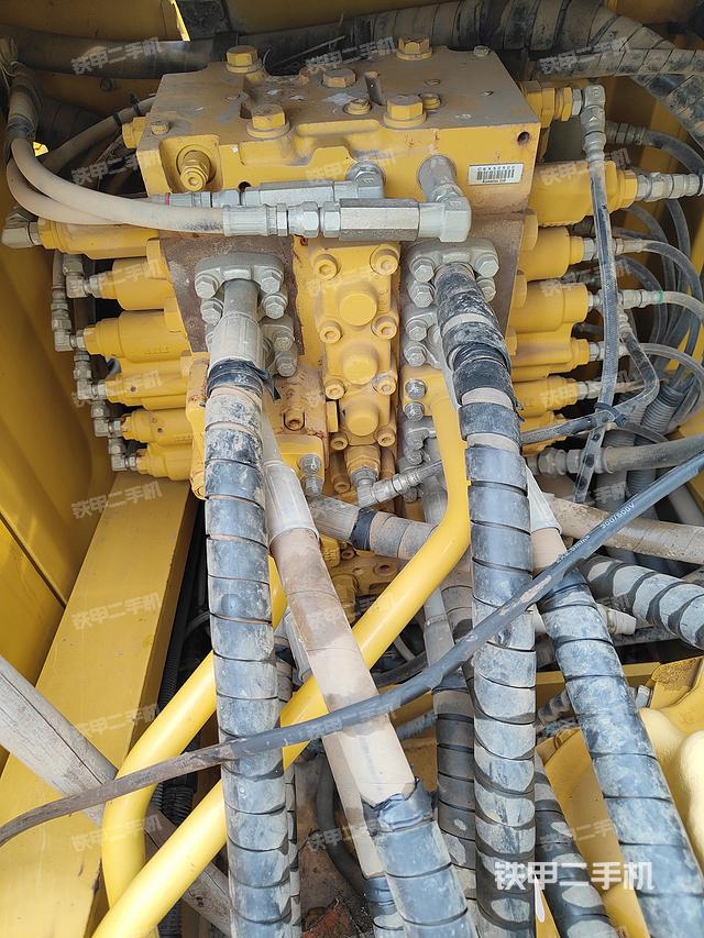 回转马达和主控阀（整机外观）