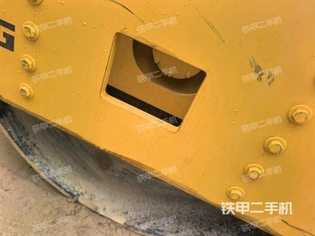 后輪左側(cè)全景（壓路機前后車架）