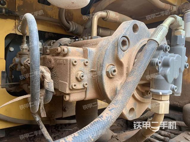 液压泵舱室正面整体(整机外观) 液压泵舱室正面整体(整机外观)