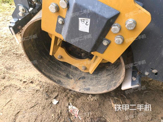 后輪左側(cè)全景（壓路機前后車架）