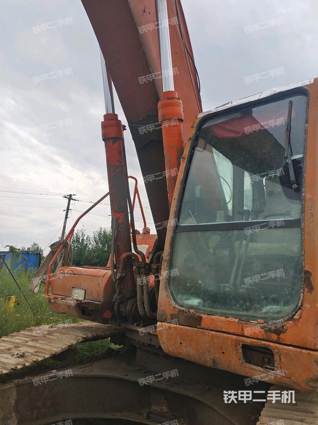 转盘和下车架正前(工作和回转装置) 转盘和下车架正前(工作和回转装置)