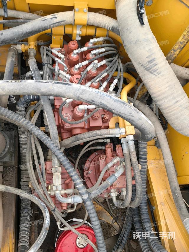 回转马达和主控阀(整机外观) 回转马达和主控阀(整机外观)