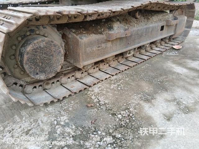 單側(cè)履帶整體(整機(jī)外觀(guān)) 單側(cè)履帶整體(整機(jī)外觀(guān))