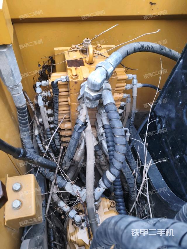 回轉(zhuǎn)馬達(dá)和主控閥(整機(jī)外觀) 回轉(zhuǎn)馬達(dá)和主控閥(整機(jī)外觀)