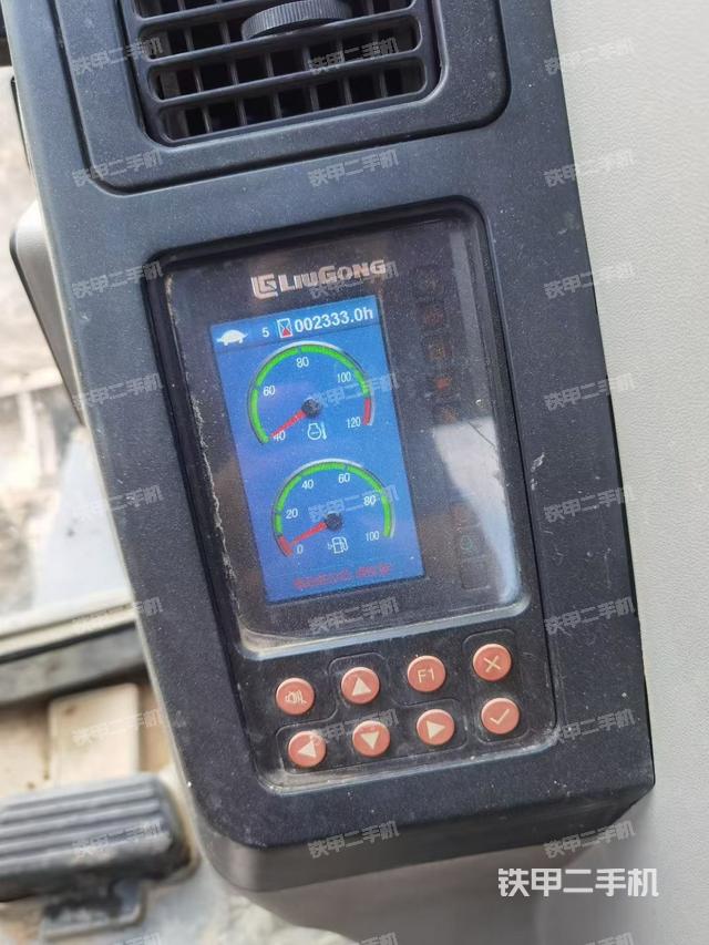駕駛室整體(整機(jī)外觀) 駕駛室整體(整機(jī)外觀)