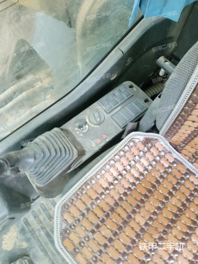 座椅右側(cè)控制臺/鑰匙門/油門/含右手柄（駕駛室部分）