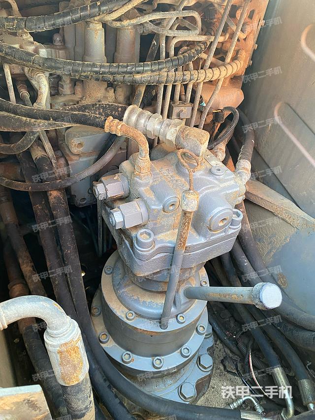 回转马达和主控阀（整机外观）