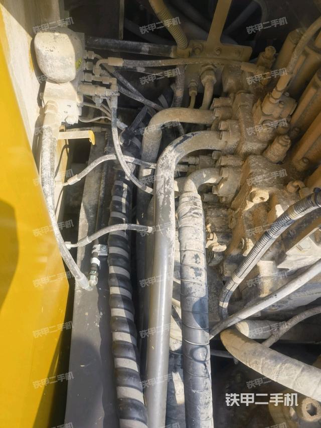 回轉(zhuǎn)馬達(dá)和主控閥（整機(jī)外觀）