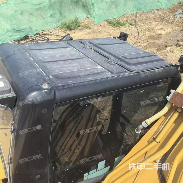 駕駛室頂部(整機(jī)外觀) 駕駛室頂部(整機(jī)外觀)