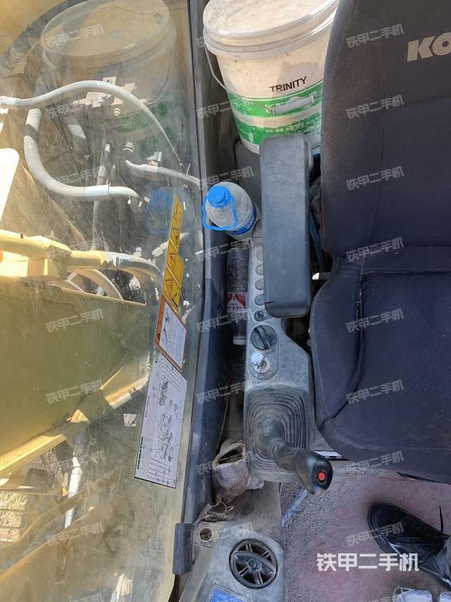 駕駛室整體(整機(jī)外觀) 駕駛室整體(整機(jī)外觀)