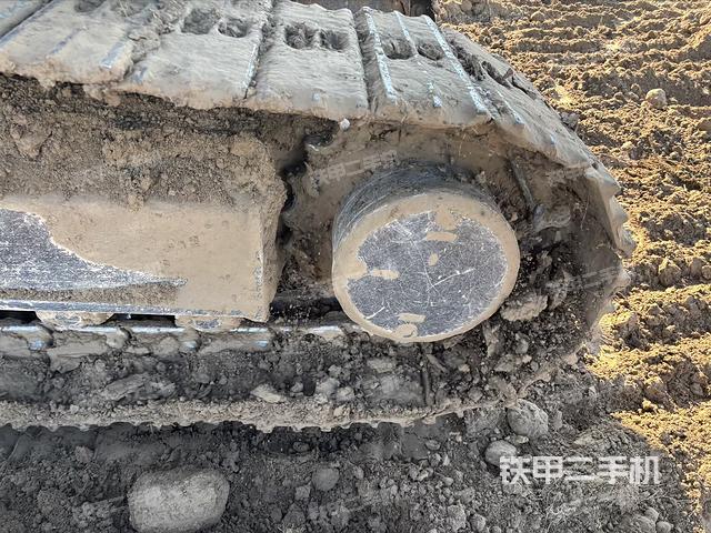 單側(cè)履帶整體(整機(jī)外觀) 單側(cè)履帶整體(整機(jī)外觀)