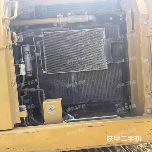液壓泵艙室正面整體(整機(jī)外觀) 液壓泵艙室正面整體(整機(jī)外觀)