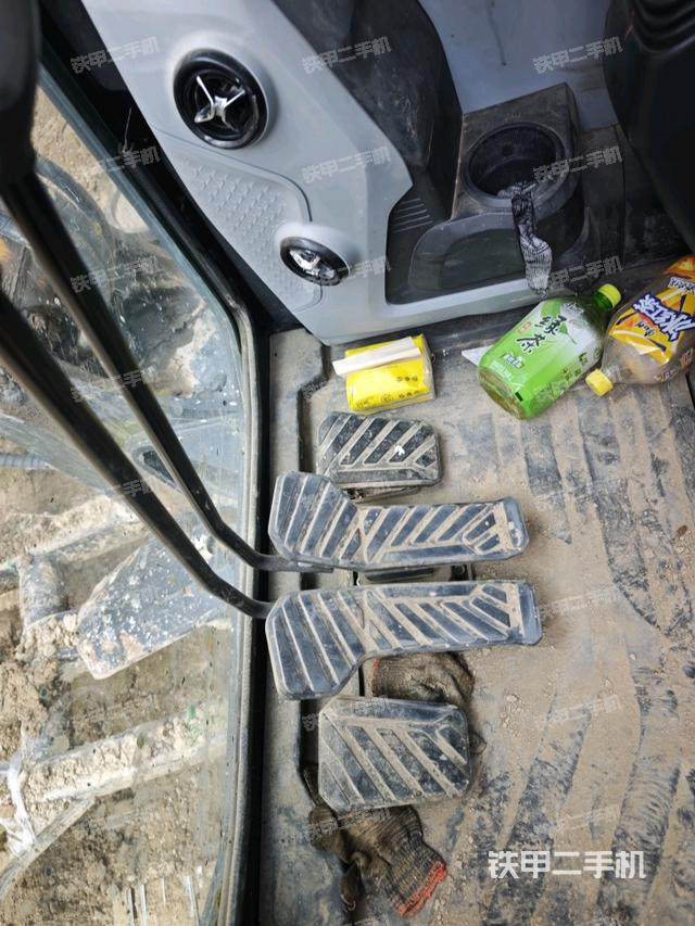 行走控制手柄和踏板?俯拍（駕駛室部分）