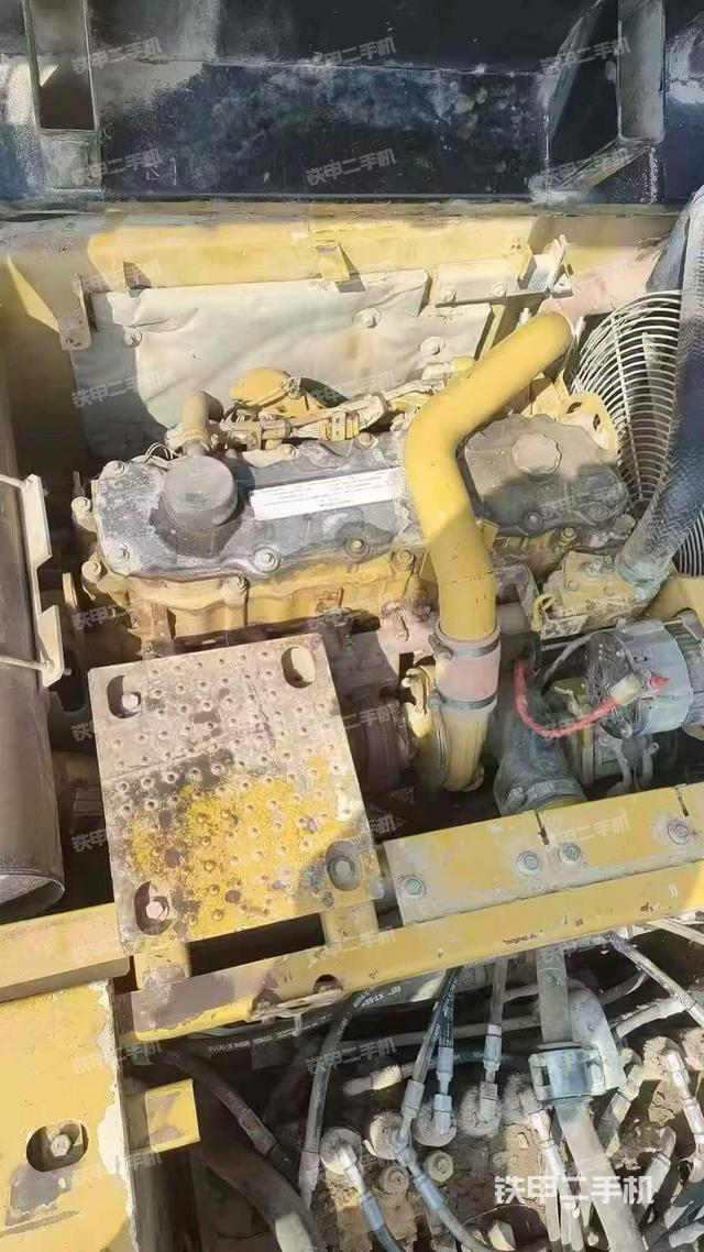 液压泵舱室正面整体(整机外观) 液压泵舱室正面整体(整机外观)