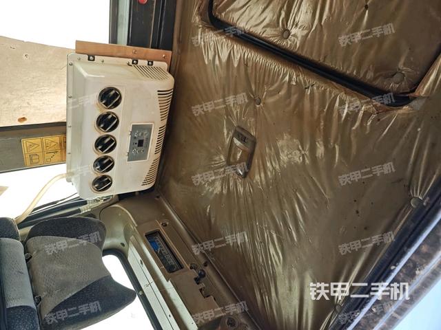 行走控制手柄和踏板?俯拍（駕駛室部分）