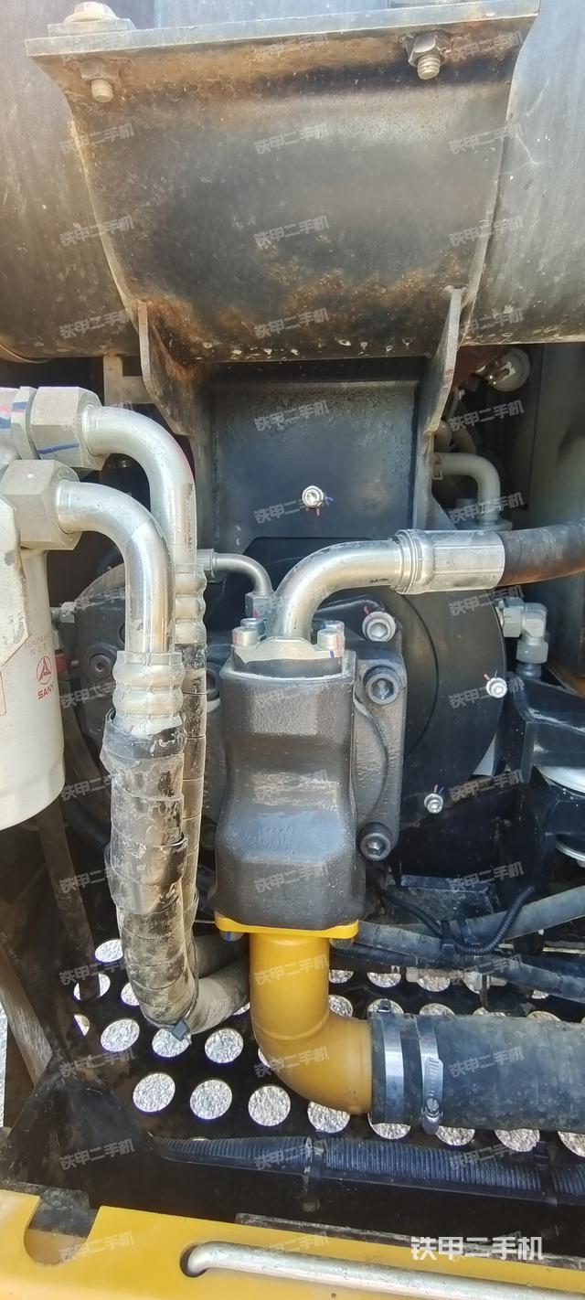 液壓泵艙室正面整體(整機(jī)外觀) 液壓泵艙室正面整體(整機(jī)外觀)