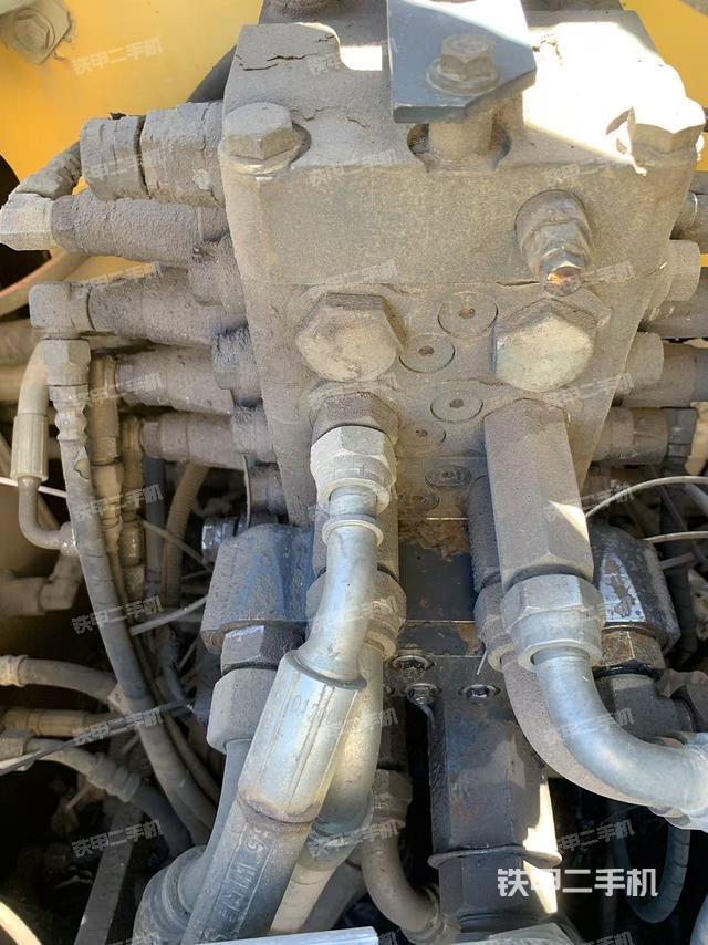 回轉(zhuǎn)馬達(dá)和主控閥(整機(jī)外觀) 回轉(zhuǎn)馬達(dá)和主控閥(整機(jī)外觀)