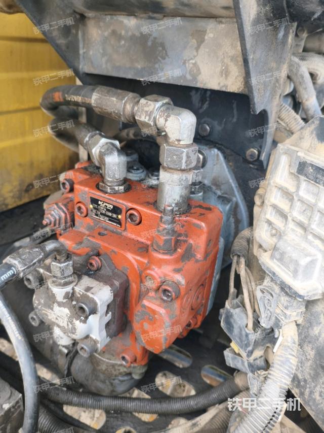 液压泵舱室正面整体(整机外观) 液压泵舱室正面整体(整机外观)