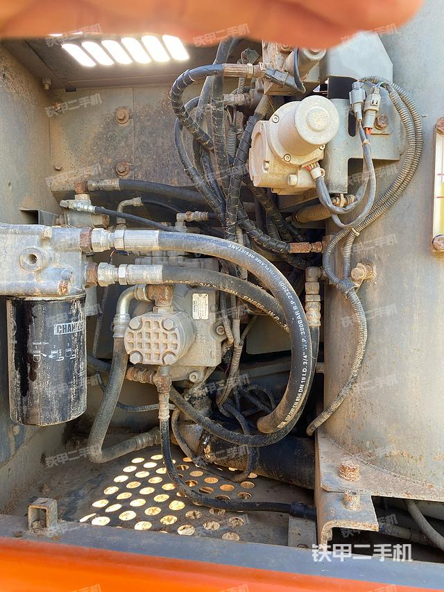 液压泵舱室正面整体（整机外观）