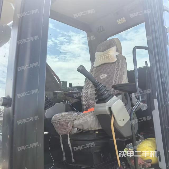 駕駛室整體(整機(jī)外觀) 駕駛室整體(整機(jī)外觀)