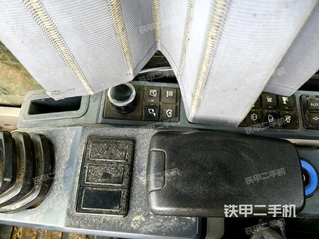座椅右側(cè)控制臺(tái)/鑰匙門/油門/含右手柄(駕駛室部分) 座椅右側(cè)控制臺(tái)/鑰匙門/油門/含右手柄(駕駛室部分)