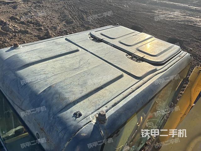 駕駛室頂部(整機(jī)外觀) 駕駛室頂部(整機(jī)外觀)