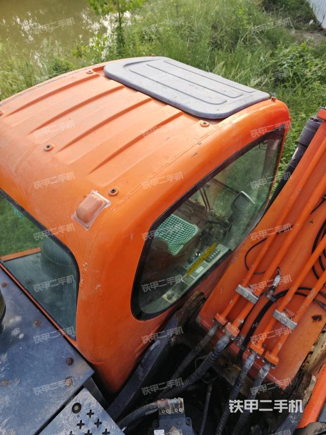 駕駛室頂部(整機(jī)外觀) 駕駛室頂部(整機(jī)外觀)