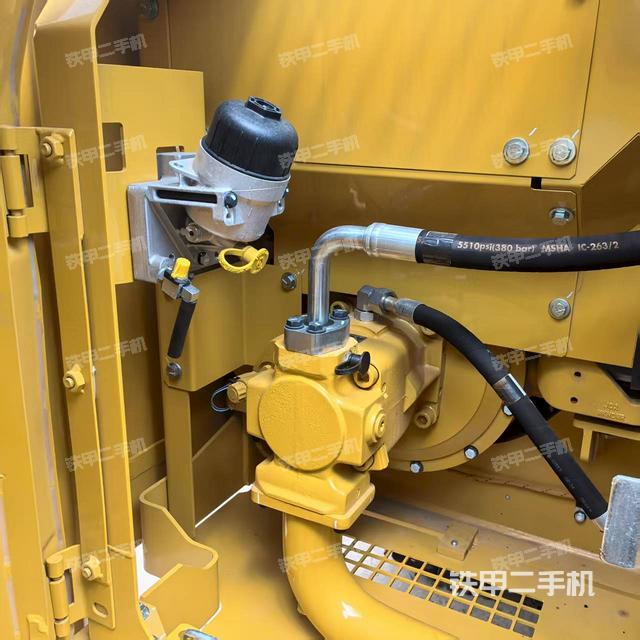 液压泵舱室正面整体(整机外观) 液压泵舱室正面整体(整机外观)
