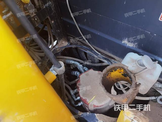 回轉(zhuǎn)馬達(dá)和主控閥(整機(jī)外觀) 回轉(zhuǎn)馬達(dá)和主控閥(整機(jī)外觀)