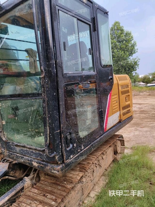 駕駛室整體(整機(jī)外觀) 駕駛室整體(整機(jī)外觀)