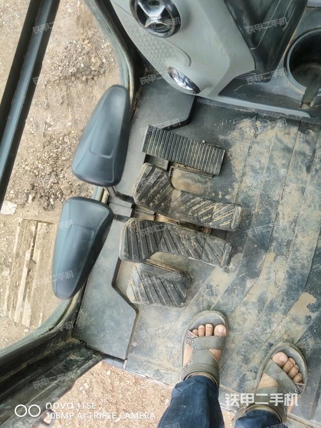 行走控制手柄和踏板?俯拍（駕駛室部分）