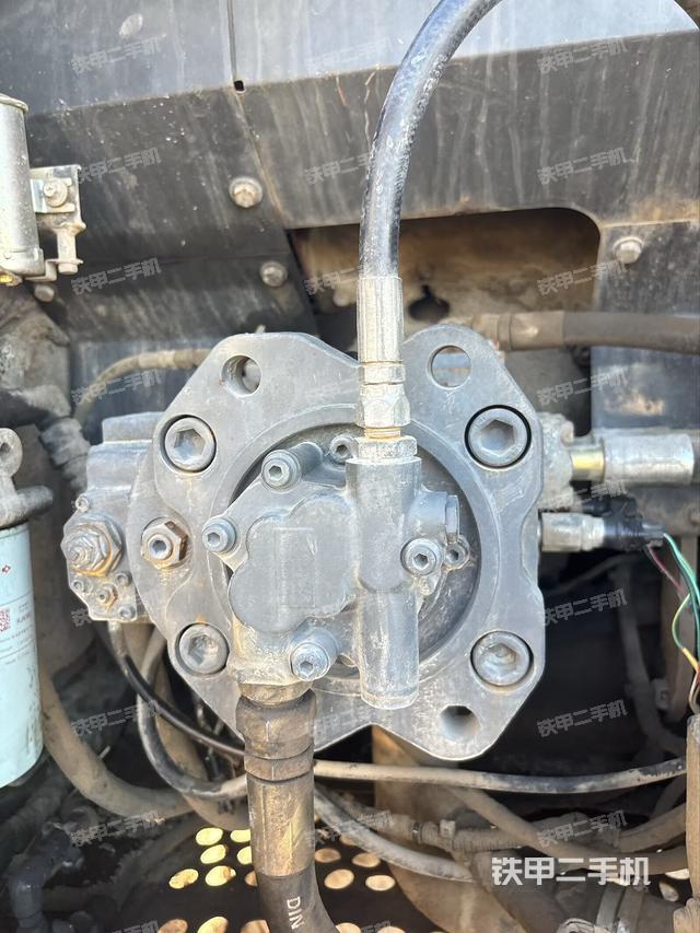 液壓泵艙室正面整體(整機(jī)外觀) 液壓泵艙室正面整體(整機(jī)外觀)