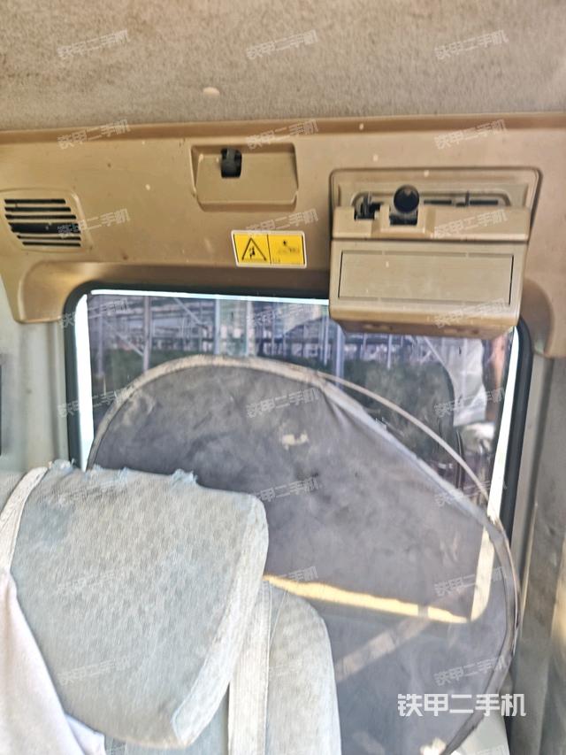 行走控制手柄和踏板?俯拍（駕駛室部分）