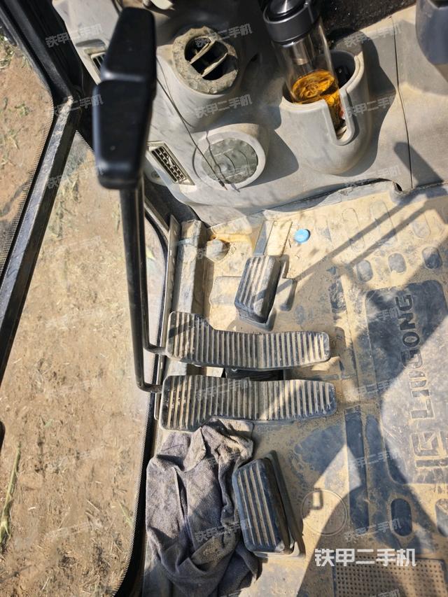 行走控制手柄和踏板?俯拍（駕駛室部分）