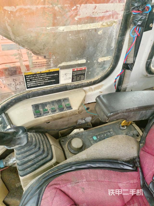 座椅右側(cè)控制臺(tái)/鑰匙門/油門/含右手柄（駕駛室部分）