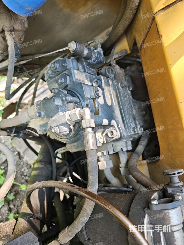 液压泵舱室正面整体（整机外观）