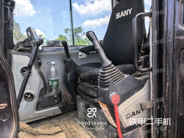 行走控制手柄和踏板?俯拍（駕駛室部分）