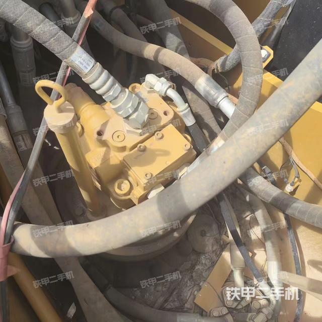 回轉(zhuǎn)馬達(dá)和主控閥(整機(jī)外觀) 回轉(zhuǎn)馬達(dá)和主控閥(整機(jī)外觀)