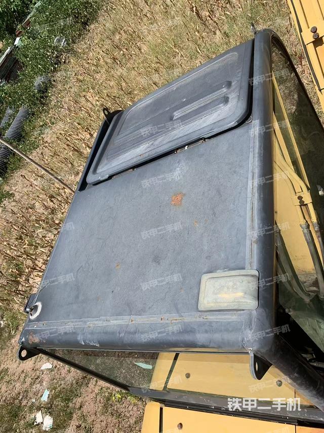 駕駛室頂部(整機(jī)外觀) 駕駛室頂部(整機(jī)外觀)