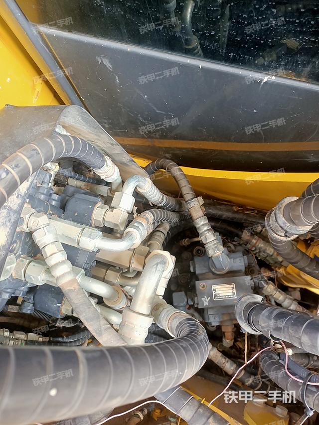 回转马达和主控阀（整机外观）