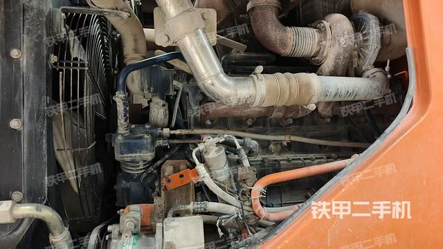 發(fā)動(dòng)機(jī)右側(cè)（整機(jī)外觀及大件）