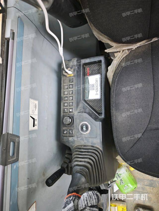 座椅右側(cè)控制臺(tái)/鑰匙門/油門/含右手柄（駕駛室部分）