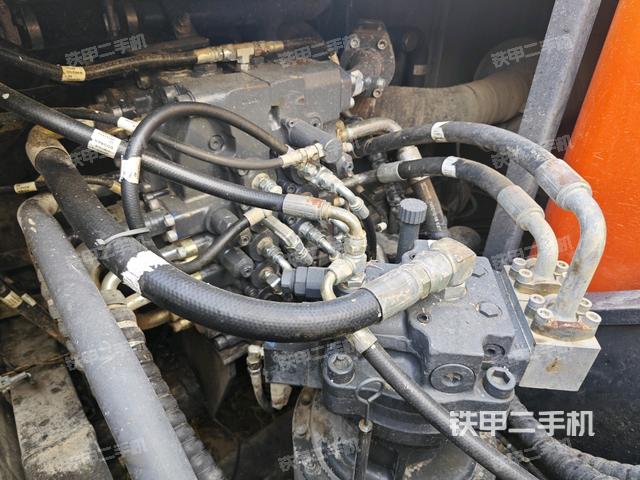 回轉(zhuǎn)馬達(dá)和主控閥(整機(jī)外觀) 回轉(zhuǎn)馬達(dá)和主控閥(整機(jī)外觀)