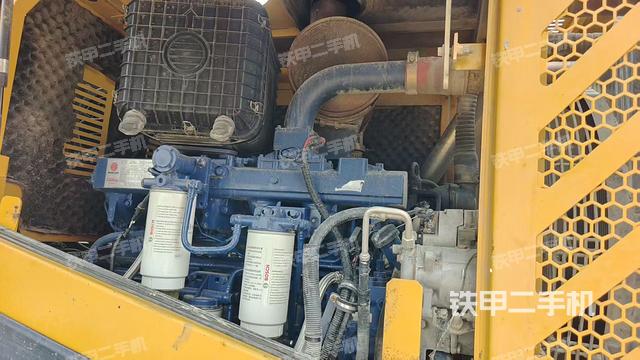 發(fā)動機(jī)左側(cè)（整機(jī)外觀及大件）