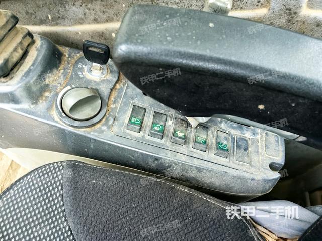 座椅右側(cè)控制臺(tái)/鑰匙門(mén)/油門(mén)/含右手柄（駕駛室部分）